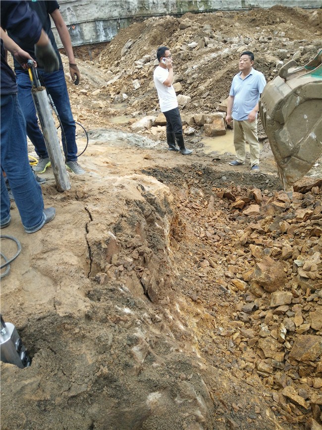 柳州市露天土石方開采中劈裂機(jī)的應(yīng)用與優(yōu)勢(shì)分析